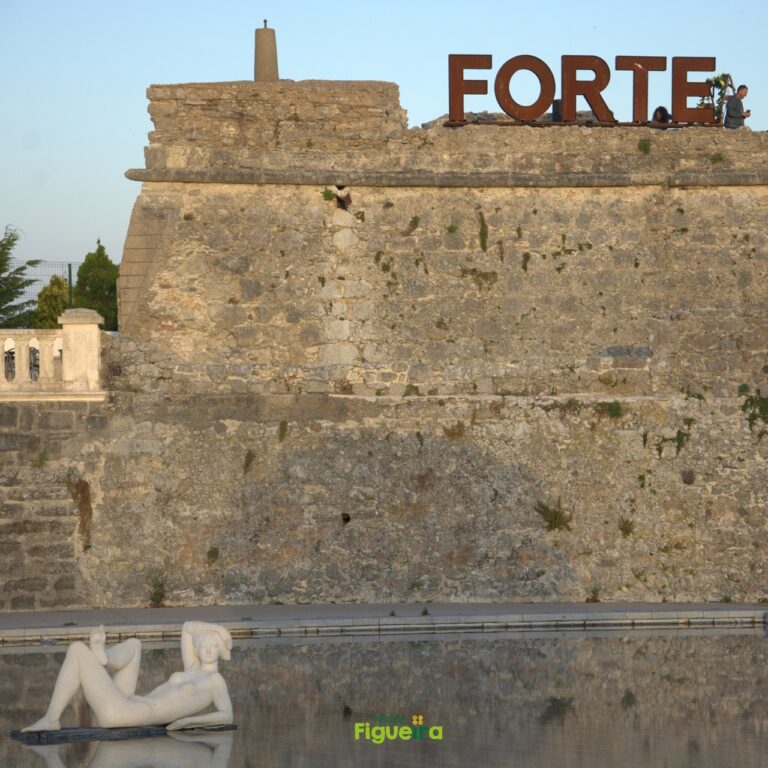 Forte de Santa Catarina e espelho de água com estátua Preguiça